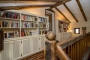 Pasillo del piso tipo loft con biblioteca